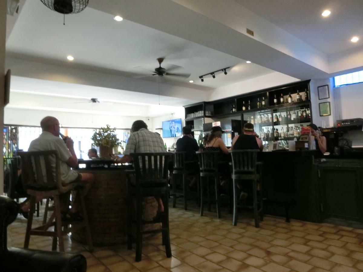 ホテル The Travellers Arms チエンマイ エクステリア 写真